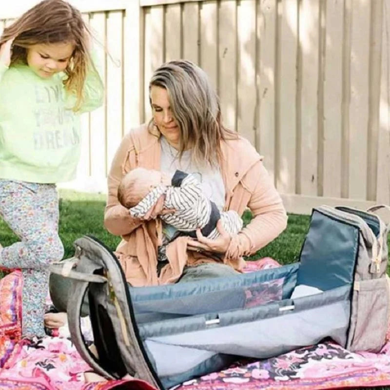 Le sac à langer est un incontournable pour les parents modernes, alliant praticité et style. Parmi les modèles les plus appréciés, le Sac à langer Day to Day de Babymoov se distingue par sa conception ingénieuse et ses nombreux accessoires inclus .​

Un sac à langer pensé pour le quotidien
Avec une contenance généreuse de 23 litres, ce sac offre suffisamment d'espace pour transporter tous les essentiels de bébé : couches, biberons, doudou, jouets, et bien plus encore. Ses multiples poches facilitent l'organ